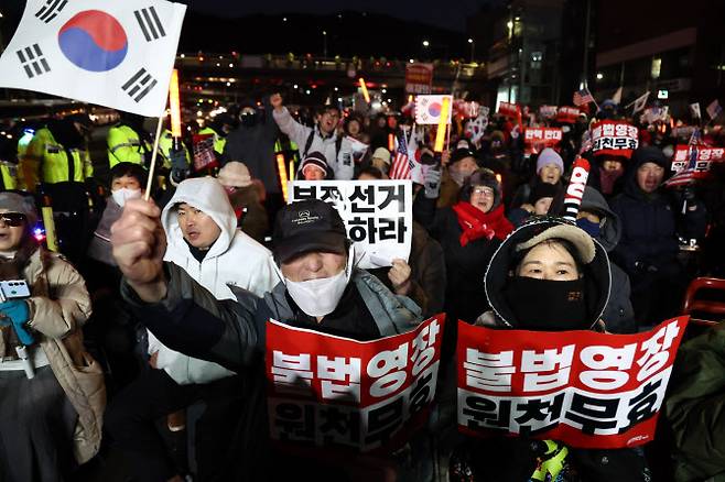 윤석열 대통령 지지자들이 3일 서울 용산구 한남동 대통령 관저 입구에서 고위공직자범죄수사처의 체포영장 집행을 막기 위해 집회를 열고 있다. (사진= 연합뉴스)