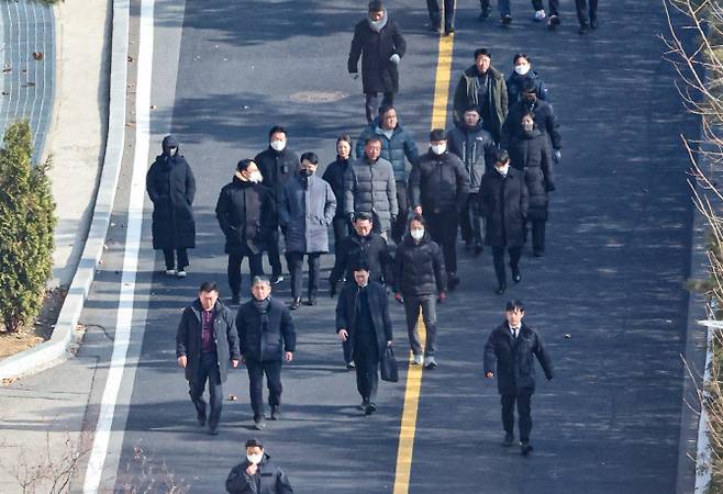 고위공직자범죄수사처 이대환 부장검사 등 수사관들이 3일 서울 용산구 한남동 윤석열 대통령 관저에서 체포 영장 집행에 실패한 뒤 관저에서 철수하고 있다.  (사진= 연합뉴스)