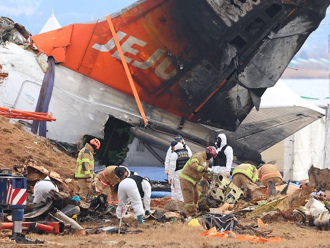 제주항공 여객기 참사 7일째인 4일 오전 무안국제공항 사고 현장에서 국과수, 경찰과학수사대 관계자 및 소방대원들이 현장 감식을 진행하고 있다.(사진=연합뉴스)