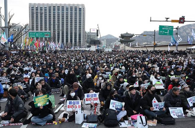 4일 오후 서울 종로구 광화문광장 인근에서 윤석열 즉각퇴진·사회대개혁 비상행동(비상행동)이 개최한 5차 시민대행진에서 참가자들이 손팻말을 들고 있다. (사진= 연합뉴스)