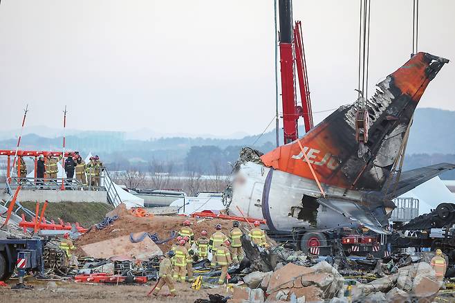 제주항공 여객기 참사 엿새째인 3일 오후 전남 무안국제공항 참사 현장에서 사고 기체의 꼬리 부분이 타워크레인에 의해 인양되고 있다. 2025.1.3/뉴스1 ⓒ News1 김진환 기자