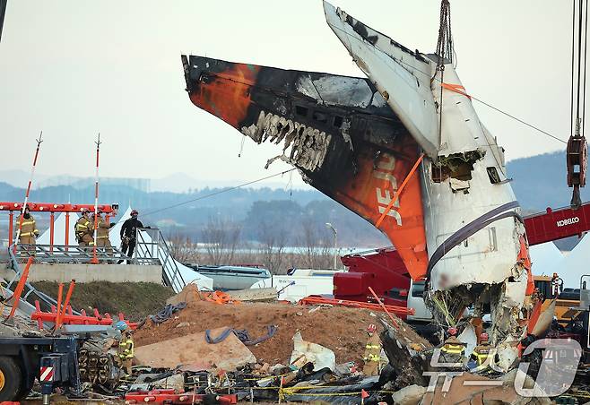 제주항공 여객기 참사 엿새째인 3일 오후 전남 무안국제공항 참사 현장에서 제주항공 7C2216편 사고 기체의 꼬리 부분이 크레인에 의해 인양되고 있다. 2025.1.3/뉴스1 ⓒ News1 김진환 기자