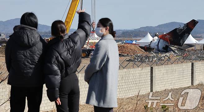 제주항공 여객기 참사 7일째인 4일 전남 무안군 무안국제공항 참사 현장을 찾은 시민들이 희생자들을 추모하고 있다. 2025.1.4/뉴스1 ⓒ News1 김진환 기자