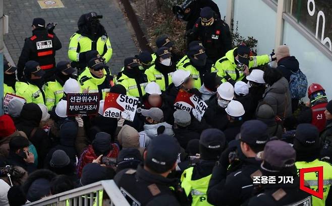 고위공직자범죄수사처가 윤석열 대통령에 대한 체포영장 집행에 나선 3일 서울 용산구 한남동 대통령 관저 입구에서 윤석열 대통령 지지자들이 경찰과 실랑이하고 있다. 조용준 기자