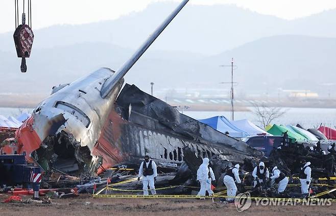 지난달 31일 오전 전남 무안군 무안국제공항 제주항공 여객기 참사 현장에서 경찰 과학수사대가 현장 조사를 하고 있다.ⓒ연합뉴스