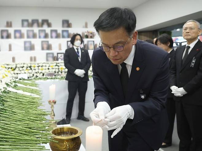 최상목 대통령 권한대행 부총리 겸 기획재정부 장관이 2일 전남 무안국제공항에 마련된 제주항공 여객기 사고 희생자 합동분향소를 찾아 분향하고 있다.ⓒ대통령실통신사진기자단