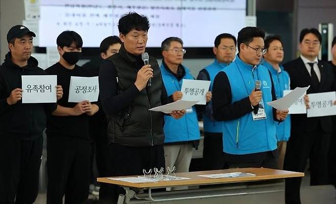 4일 전남 무안국제공항 여객터미널에서 이혁 유족대표단 장례위원장과 김정희 변호사(광주지방변호사회 제주항공 여객기참사 법률지원단)가 성명을 발표하고 있다.ⓒ연합뉴스