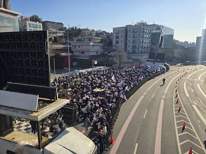 4일 오전 11시께 신자유연대 등 보수단체가 서울 용산구 한남동 대통령 관저 인근에서 집회를 이어갔다. /사진=서지윤 기자