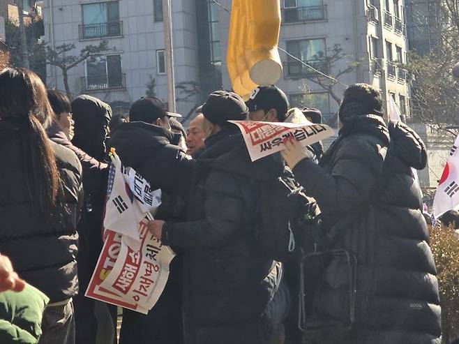 4일 오후 12시께 윤석열 대통령의 지지자들이 취채진에게 나가라며 고함을 치고 위협하고 있다. /사진=서지윤 기자