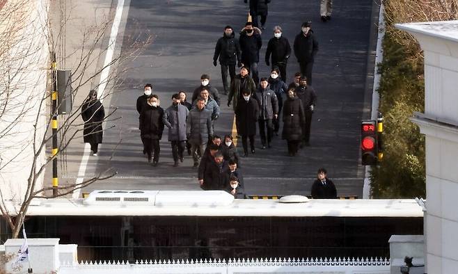 고위공직자범죄수사처가 윤석열 대통령의 체포영장 집행에 나선 3일 서울 용산구 한남동 대통령 관저 경내에서 공수처 수사관과 경찰 병력 등이 내려오고 있다. 연합뉴스