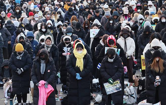 4일 오후 서울 종로구 광화문광장 인근에서 열린 윤석열 즉각퇴진·사회대개혁 비상행동이 5차 시민대행진 참석자들이 제주항공 참사 추모를 위한 묵념을 하고 있다. 신소영 기자 viator@hani.co.kr