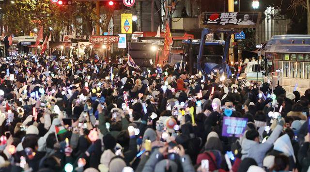 전국농민회총연맹 전봉준 투쟁단의 트랙터들이 지난달 22일 오후 서울 서초구 남태령에서 대규모 집회를 가진 뒤 한남동 대통령 관저로 향하고 있다. 뉴스1