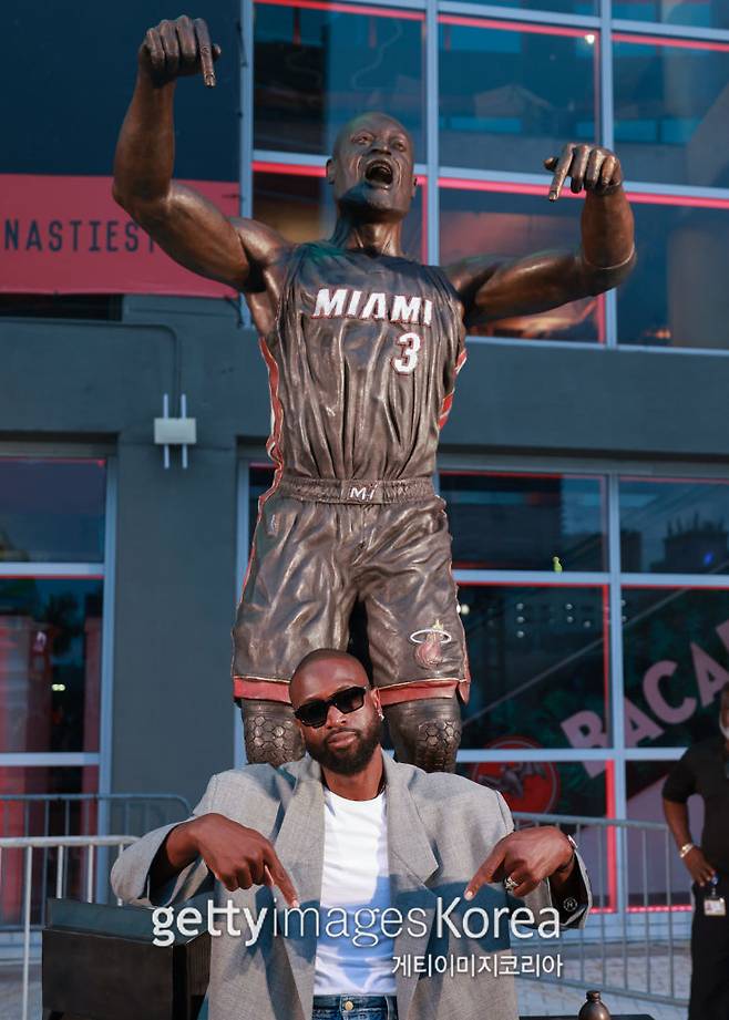 사진은 지난해 10월 카세야 센터에서 공개된 마이애미 드웨인 웨이드의 기념 동상. 자신의 기념 동상 앞에서 포즈를 취하고 있는 웨이드의 모습. 사진=게티이미지