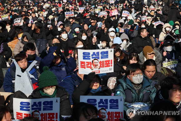 4일 서울 용산구 한남동 대통령 관저 인근에서 민주노총 등 진보단체 회원들이 탄핵 찬성 집회를 하고 있다. 2025.1.4 [사진=연합뉴스]