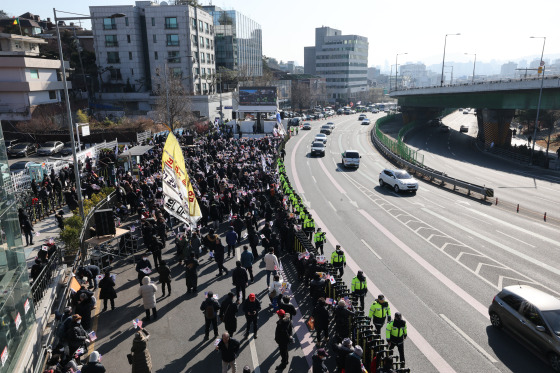 2일 서울 용산구 윤석열 대통령 관저 입구 앞에 보수단체 회원 및 윤 대통령 지지자들이 집결하고 있다. 뉴스1