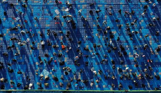 강원 홍천군 홍천읍 홍천강 꽁꽁축제장에 등장한 부교낚시터. 꽁꽁축제는 포근한 날씨에 얼음이 제대로 얼지 않으면 대안으로 강위에 임시시설인 부교를 설치해 낚시터를 운영하고 있다.[연합뉴스]