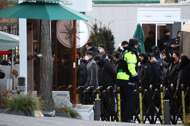 ▲ 윤석열 대통령에 대한 체포영장 집행에 나선 고위공직자범죄수사처 수사관들이 3일 서울 용산구 한남동 대통령 관저 입구를 통과해 진입하고 있다.  연합뉴스