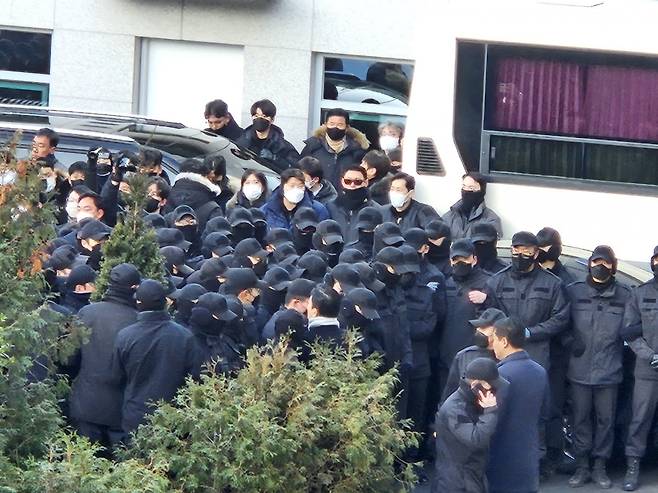 이대환 고위공직자범죄수사처(공수처) 부장검사 등 공수처 수사관들이 3일 오전 8시 30분 경 서울 용산구 한남동 대통령 관저 검문소에 진입해 윤석열 대통령에 대한 체포영장을 집행하려 하자 육군 수도방위사령부 55경비단 병력이 수사관들을 둘러싸 저지하고 있다. 사진=뉴스1