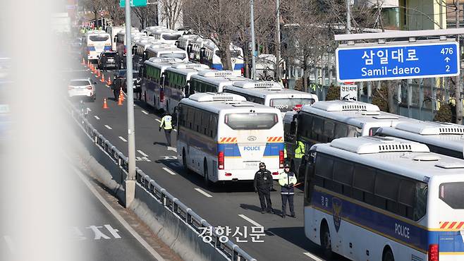 고위공직자범죄수사처가 윤석열 대통령에 대한 체포영장 집행을 시도했다 실패한 다음날인 4일 서울 용산구 한남동 관저 앞이 경찰 버스로 둘러싸여 있다. 2025.01.04. 정효진 기자