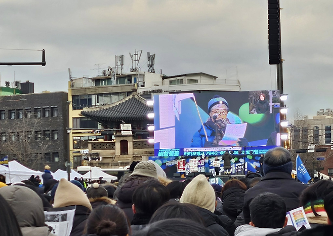 김진숙 민주노총 부산본부 지도위원이 4일 오후 서울 광화문 동십자각에서 열린 집회 무대에 올라 발언하고 있다. 차별금지법제정연대 페이스북 갈무리