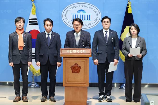 4일 오전 서울 여의도 국회 소통관에서 야6당이 윤석열 대통령에 대한 체포영장 집행 무산과 관련해 조속한 집행을 촉구하는 기자회견을 열었다. 한창민 사회민주당 대표(사진 왼쪽부터), 윤종오 진보당 원내대표, 황운하 조국혁신당 원내대표, 박찬대 더불어민주당 원내대표, 용혜인 기본소득당 대표가 참석해있다. 연합뉴스