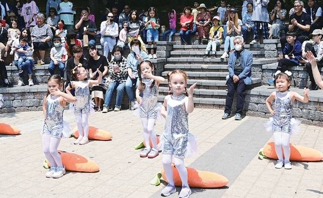 함박마을 마리어린이공원 고려인 바자회에서 어린이들이 공연을 펼치고 있다. 연수구 제공