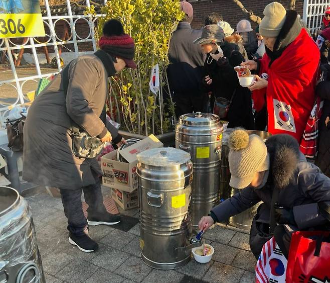 전광훈 목사가 담임 목사를 맡은 사랑제일교회가 윤석열 대통령 체포 저지 시위대를 위해 컵라면 1000개를 제공했다. 다만 기존에 알려졌던 선결제 방식은 아니었다. /사진제공=사랑제일교회