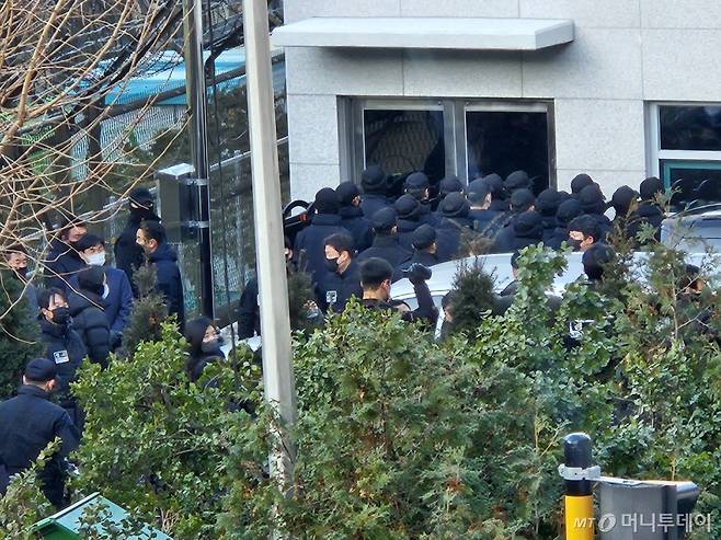 이대환 고위공직자범죄수사처(공수처) 부장검사 등 공수처 수사관들이 지난 3일 오전 8시30분쯤 서울 용산구 한남동 대통령 관저 검문소에서 윤석열 대통령에 대한 체포영장을 집행하려 하자 육군 수도방위사령부 제55경비단 병력이 수사관들을 둘러싸 저지하고 있다. / 사진=뉴스1