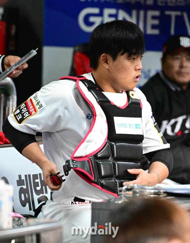 2024년 4월 3일 오후 경기도 수원KT위즈파크에서 '2024 신한 SOL Bank KBO리그' KIA 타이거즈와 KT 위즈의 경기가 열렸다. KT 강백호가 9회초 수비에서 포수 출전을 준비하고 있다./마이데일리