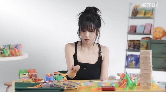 ‘오징어 게임2’ 출연 배우 조유리가 공기놀이를 하는 모습. 넷플릭스 유튜브 영상 캡처