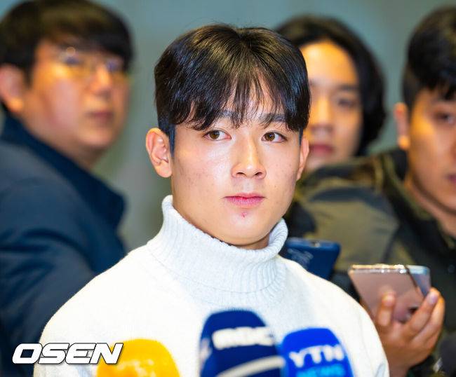 [OSEN=인천공항, 민경훈 기자] 잉글랜드 프리미어리그(EPL) 토트넘 홋스퍼에 합류하는 양민혁(18)이 16일 오전 영국 런던으로 출국했다.양민혁은 지난 7월 손흥민의 소속팀 토트넘 이적을 확정했다. 올해까지 임대 신분으로 강원FC에서 뛰기로 한 양민혁은 강원을 구단 역대 최고 성적인 준우승으로 견인했으며, K리그1 영플레이어와 베스트11을 수상했다.양민혁이 출국을 하며 취재진과 인터뷰를 하고 있다. 2024.12.16 / rumi@osen.co.kr