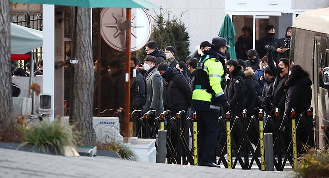 윤석열 대통령에 대한 체포영장 집행에 나선 고위공직자범죄수사처 수사관들이 3일 서울 한남동 대통령 관저 입구를 통과해 진입하고 있다. 연합뉴스