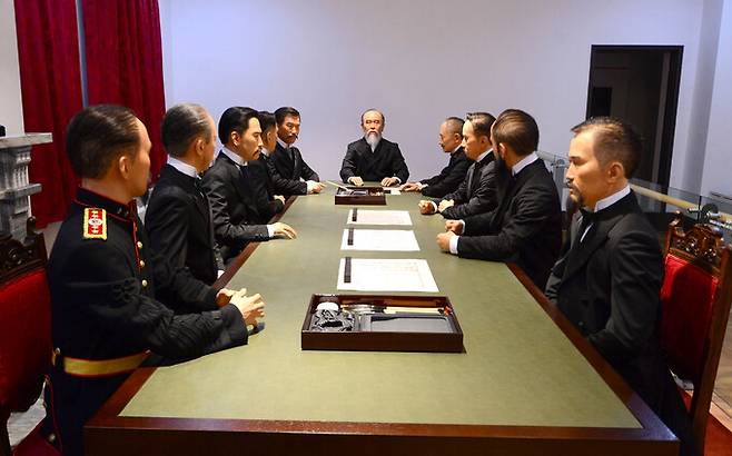 서울 중구 덕수궁 중명전 내부에 재현된 을사늑약 체결 장면. 뉴시스