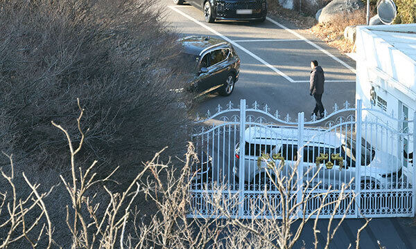 고위공직자범죄수사처가 윤석열 대통령의 체포영장 집행에 나선 3일 서울 용산구 한남동 대통령 관저 경내에서 대통령 경호처 인원들이 철문 앞을 차량으로 막고 있다. 연합뉴스