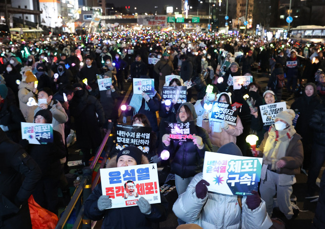 4일 오후 대통령 관저가 있는 서울 용산구 한남동 한남대로에서 민주노총 등이 윤석열 대통령 체포를 촉구하는 집회를 열고 있다. 연합뉴스