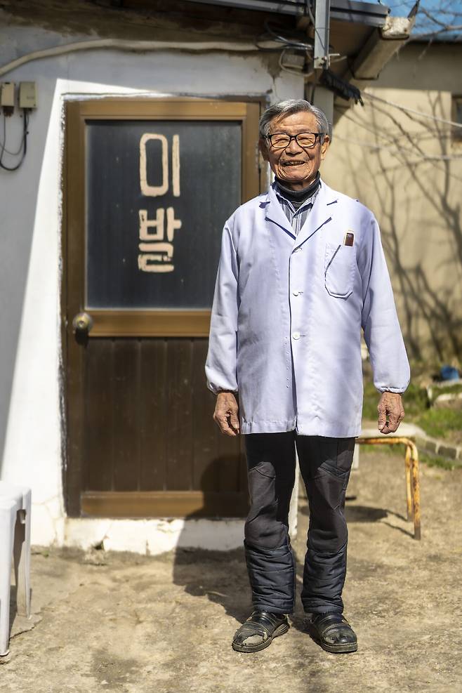 전북 정읍에서 55년째 이발소를 운영 중인 김길수 이발사. ⓒ김경원