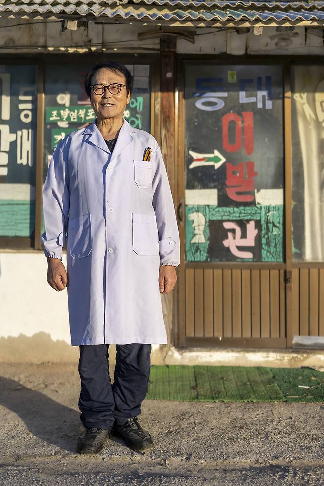 전북 부안의 등대이발관 앞에 선 1946년생 류현열 이발사. ⓒ김경원