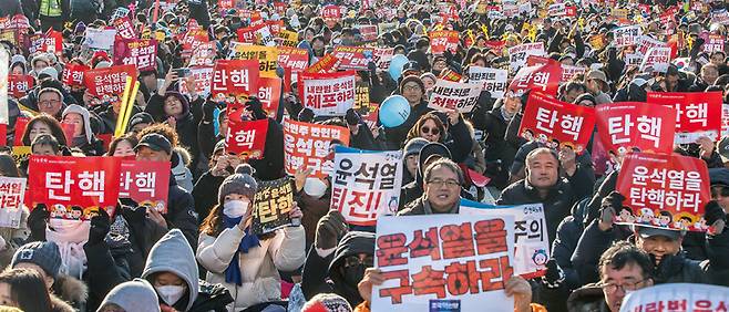 윤석열 대통령에 대한 두 번째 탄핵소추안 국회 표결일인 2024년 12월14일 서울 여의도 국회 앞에서 '윤석열 즉각 퇴진·사회대개혁 비상행동' 주최로 열린 촛불집회에 수많은 시민이 모여 있다. ⓒ시사저널 최준필