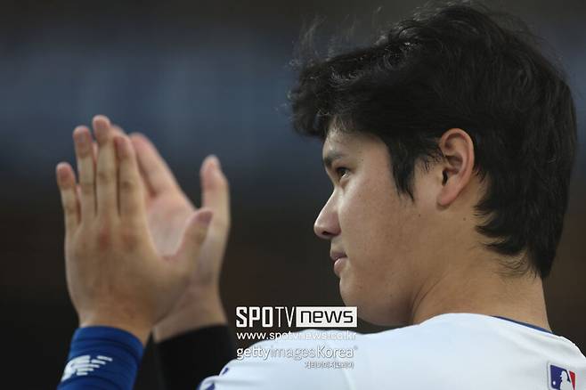 ▲ 지난 겨울 FA를 선언하고 다저스와 10년 7억 달러에 도장을 찍은 오타니는 팔꿈치 수술 여파로 투타 겸업 대신 타자로 뛰는데 전념해야 했고 159경기에 출전, 타율 .310 54홈런 130타점 59도루라는 만화에서나 볼법한 성적을 남기며 내셔널리그 MVP를 수상하는 영광을 안았다.