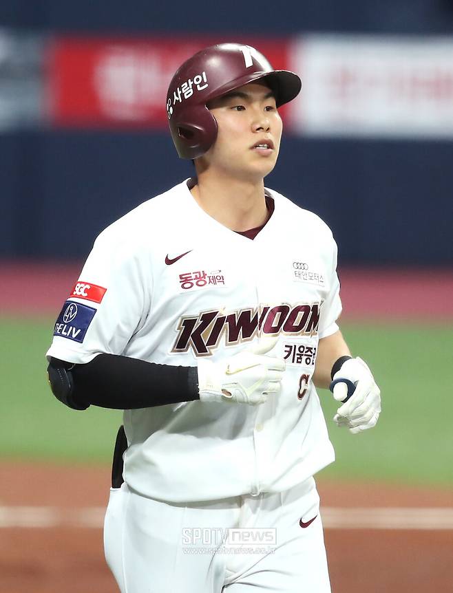 ▲ 국가대표 출신인 김혜성은 명실상부 KBO 리그 최고의 2루수로 활약했다. 지난 해 타율 .327 11홈런 75타점 30도루를 기록하며 홈런과 타점 커리어 하이를 작성한 김혜성은 2021년 유격수 부문 골든글러브를 수상한데 이어 2022~2024년에는 2루수 부문 골든글러브를 차지하면서 골든글러브 4연패를 달성하는 발군의 활약을 펼쳤다. ⓒ곽혜미 기자