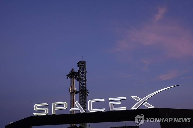 미 텍사스 스페이스X 발사장에 세워진 스타십 로켓 [AP 연합뉴스 자료사진. 재판매 및 DB 금지]