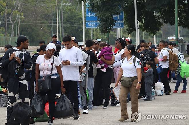 멕시코에서 버스 탑승 대기하는 이민자들 [EPA 연합뉴스 자료사진. 재판매 및 DB 금지]
