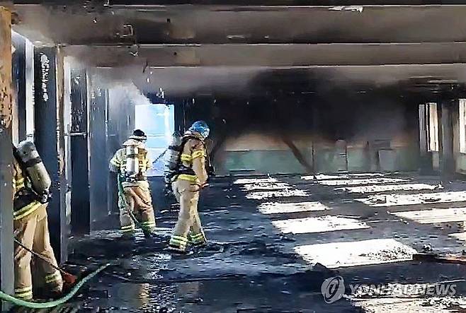 진화 작업하는 소방 당국 (광주=연합뉴스) 4일 오전 광주 동구 광산동에 있는 옛전남도청 경찰국 본관 복원공사 현장에서 불이 나 소방 당국이 진화 작업을 하고 있다. 2025.1.4 [광주 동부소방서 제공. 재판매 및 DB 금지] daum@yna.co.kr