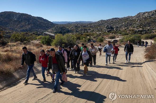 멕시코 국경을 넘어 미국으로 가기 위해 사막길을 걷는 이민자들 [AFP 연합뉴스 자료사진]