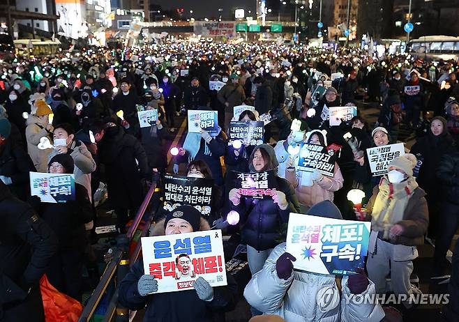 한남동 관저 앞에서 열린 윤석열 대통령 체포 촉구 집회 (서울=연합뉴스) 김성민 기자 = 4일 오후 대통령 관저가 있는 서울 용산구 한남동 한남대로에서 민주노총 등이 윤석열 대통령 체포를 촉구하는 집회를 열고 있다. 2025.1.4 ksm7976@yna.co.kr