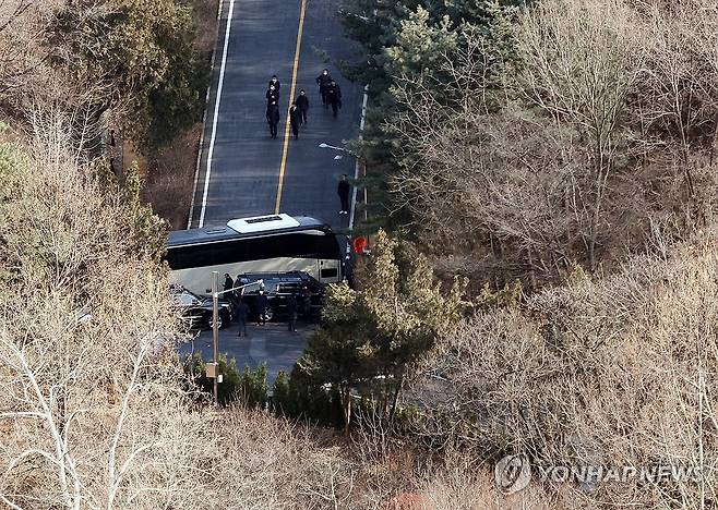 차량 막힌 관저 경내 도로 (서울=연합뉴스) 김인철 기자 = 고위공직자범죄수사처가 윤석열 대통령의 체포영장 집행에 나선 3일 서울 용산구 한남동 대통령 관저 경내 도로를 대통령 경호 인원들이 차량으로 막고 있다.  2025.1.3 yatoya@yna.co.kr