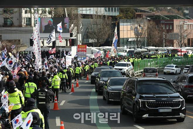 12·3 비상계엄 사태로 내란 혐의를 받고 있는 윤석열 대통령에 대한 체포영장의 집행이 중지된 지난 3일 서울 용산구 한남동 대통령 관저 앞에서 인근에 윤석열 대통령 지지자들의 집회 옆으로 공수처 직원들이 탄 차량이 이동하고 있다. (사진=이데일리 이영훈 기자)