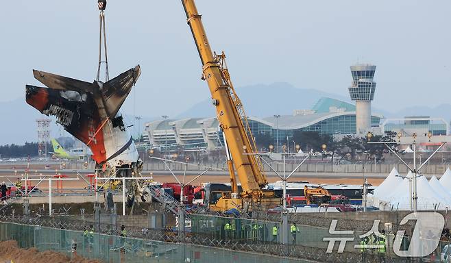 제주항공 여객기 참사 엿새째인 3일 오후 전남 무안국제공항 참사 현장에서 제주항공 7C2216편 사고 기체의 꼬리 부분이 크레인에 의해 인양되고 있다. 2025.1.3/뉴스1 ⓒ News1 오대일 기자