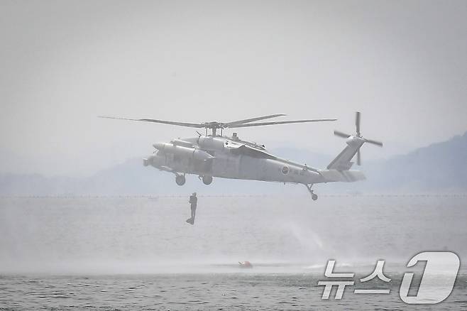 해군 특수전전단(UDT) 폭발물처리 요원이 UH-60 헬기에서 강하하고 있다. (해군 제공) 2024.5.22/뉴스1