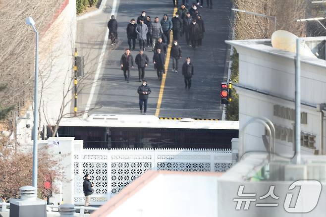 고위공직자범죄수사처(공수처) 수사관들이 윤석열 대통령 체포영장 집행에 나선 3일 오후 서울 용산구 한남동 대통령 관저에서 철수하고 있다. 2025.1.3/뉴스1 ⓒ News1 신웅수 기자